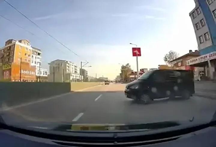 Bursa'da Kontrolden Çıkan Minibüs Trafeği Tehlikeye Sardı