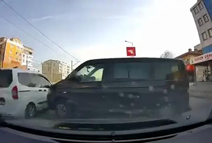 Bursa'da Kontrolden Çıkan Minibüs Trafeği Tehlikeye Sardı