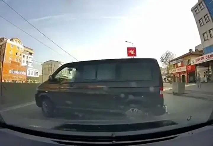 Bursa'da Kontrolden Çıkan Minibüs Trafeği Tehlikeye Sardı