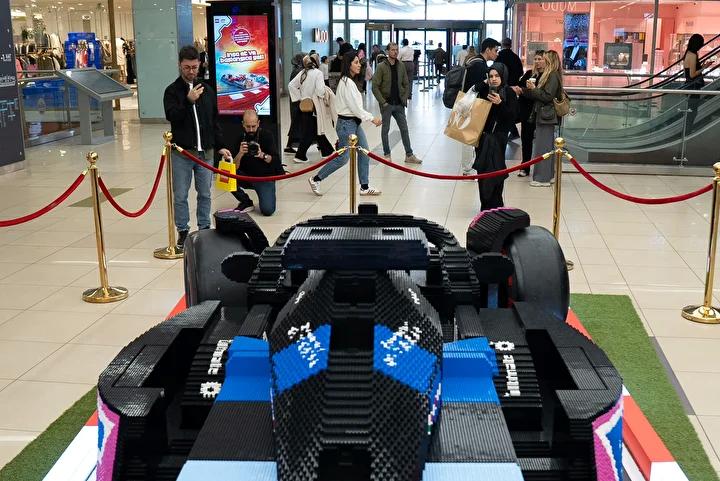 BWT Alpine F1 LEGO Modeli Miami Grand Prix Seciminde Sergileniyor Insanlar Model Karsisinda Buyuleniyor