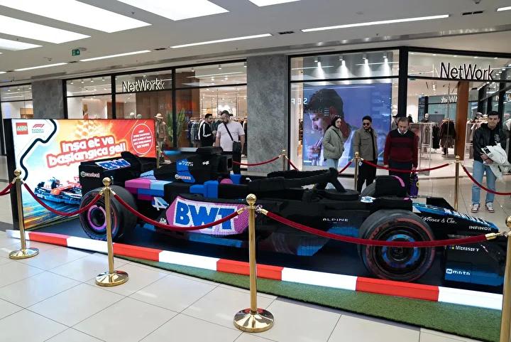 BWT Alpine F1 LEGO Modeli Miami Grand Prix Seciminde Sergileniyor Insanlar Model Karsisinda Buyuleniyor
