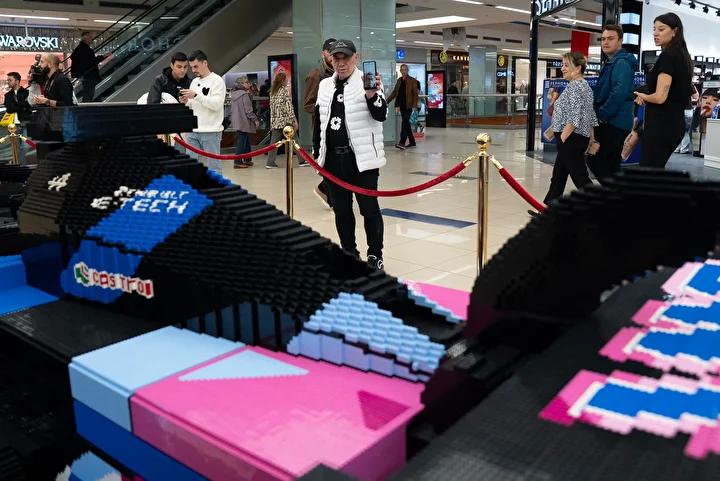 BWT Alpine F1 LEGO Modeli Miami Grand Prix Seciminde Sergileniyor Insanlar Model Karsisinda Buyuleniyor