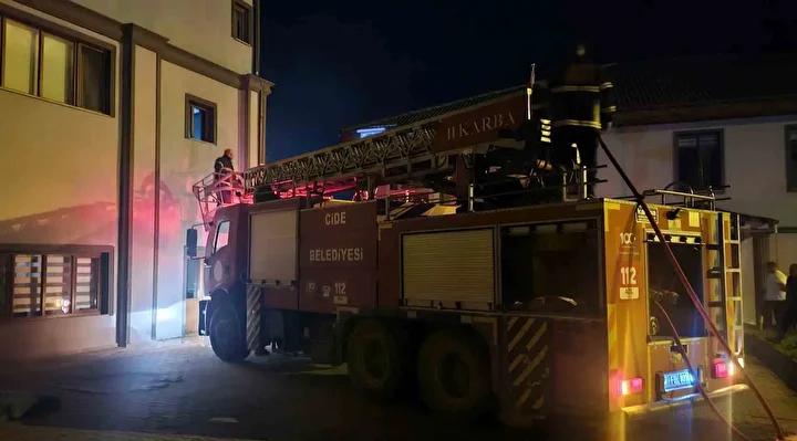 Cide Orman İşletme Müdürlüğü Misafirhanesinde Yangın Paniği 3 Cide Orman İşletme Müdürlüğü Misafirhanesinde Yangın Paniği