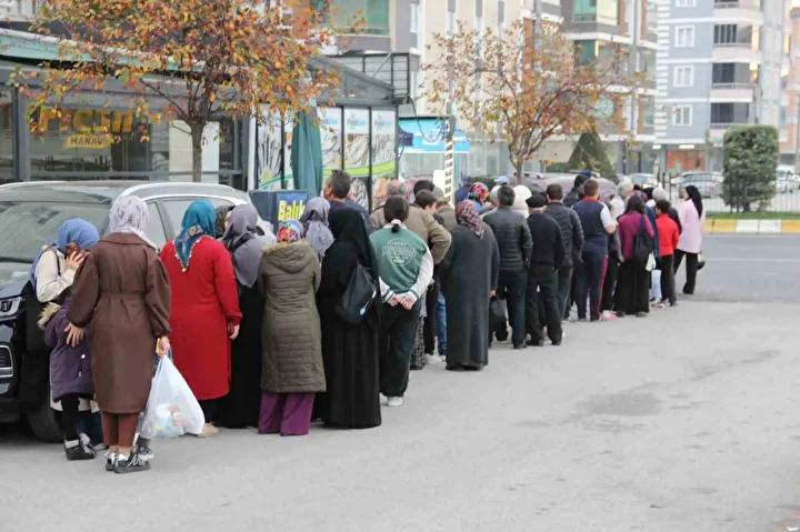 Corumda Balikseverler Uygun Fiyatli Hamsi Icin Kuyrukta Bulustu