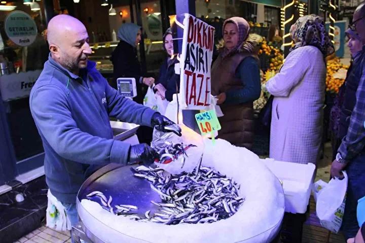 Corumda Ucuz Hamsi Satislari Vatandaslari Memnun Etti 2 Corumda Ucuz Hamsi Satislari Vatandaslari Memnun Etti