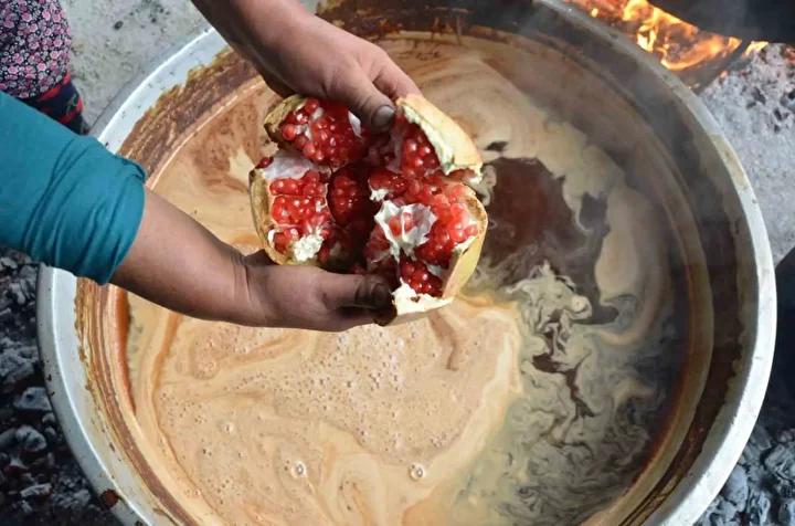 Dağeymiri Mahallesi'nde Geleneksel Nar Ekşisi Üretimi Sürüyor