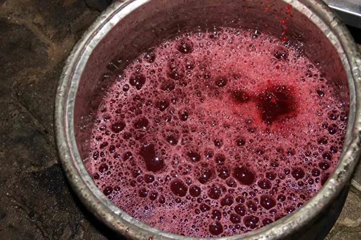 Dağeymiri Mahallesi'nde Geleneksel Nar Ekşisi Üretimi Sürüyor