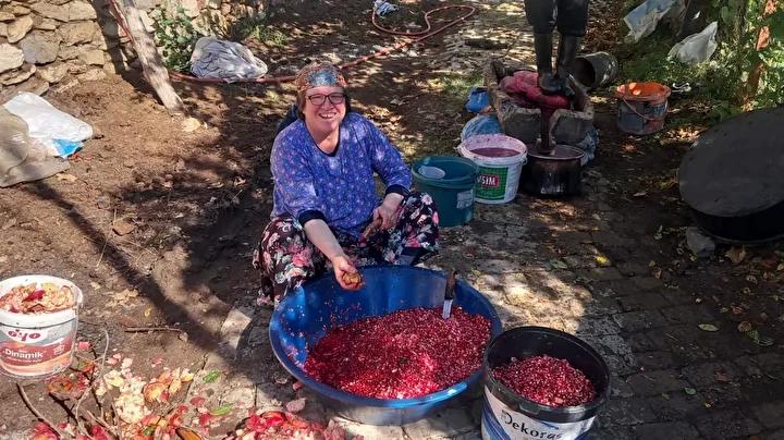 Dağeymiri Mahallesi'nde Geleneksel Nar Ekşisi Üretimi Sürüyor