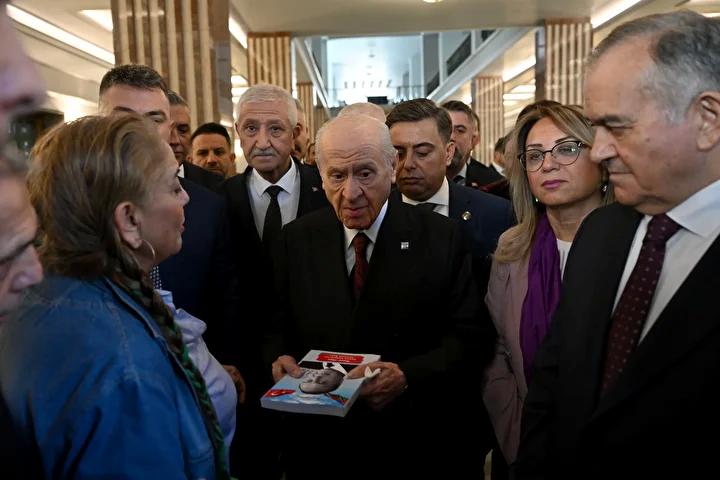 Devlet Bahceli8217nin Sembol ve Takilariyla Dikkat Ceken Goruntusu Devlet Bahcelinin Sembol ve Takilariyla Dikkat Ceken Goruntusu