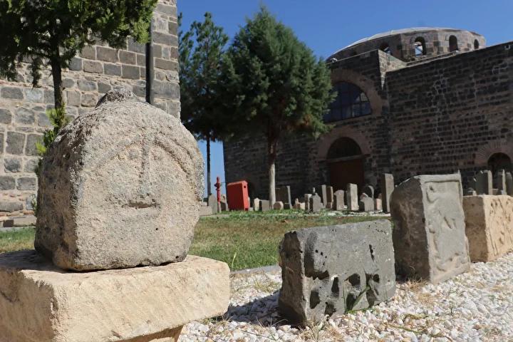 Diyarbakır Müzesi’nde Keşfedilen ve Restorasyonu Tamamlanan Emojili Asker Mezarı