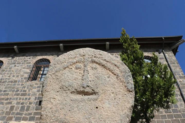 Diyarbakır Müzesi’nde Keşfedilen ve Restorasyonu Tamamlanan Emojili Asker Mezarı