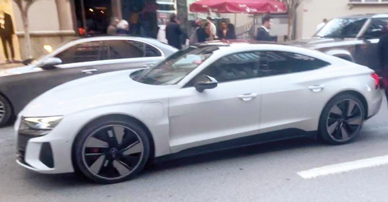 Erbil’de Düğün Hediyesi Olarak Alınan Lüks Araçla Görüntülenen Ceylan