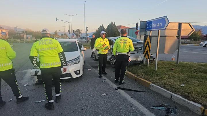 Erzincan'da Trafik Kazası Sonucu Çok Sayıda Yaralı Hastaneye Kaldırıldı