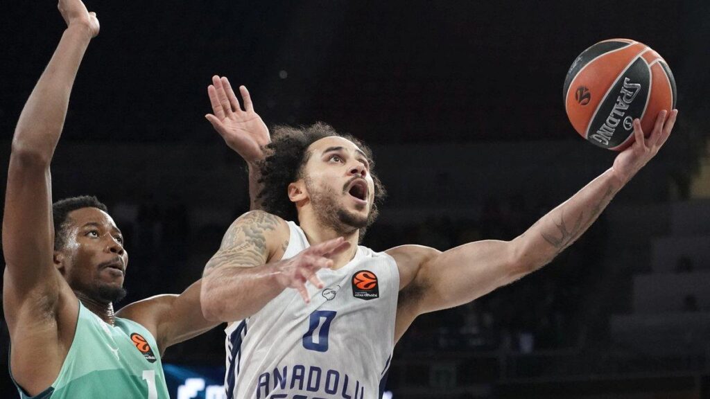 EuroLeague’de Anadolu Efes, Baskonia Karşısında Zorlu Mücadeleyi Kaybetti