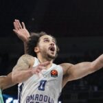 EuroLeague8217de Anadolu Efes Baskonia Karsisinda Zorlu Mucadeleyi Kaybetti