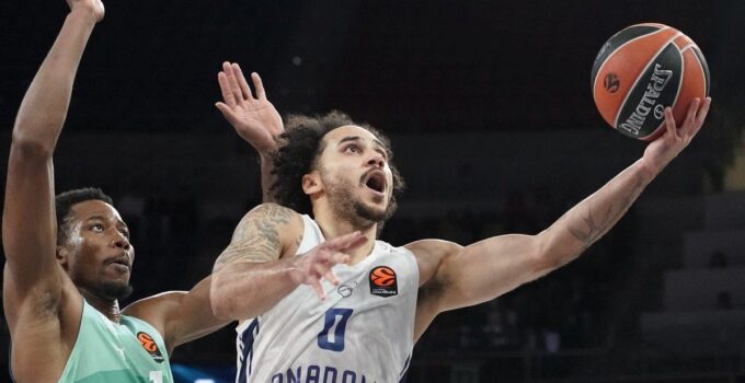 EuroLeague’de Anadolu Efes, Baskonia Karşısında Zorlu Mücadeleyi Kaybetti