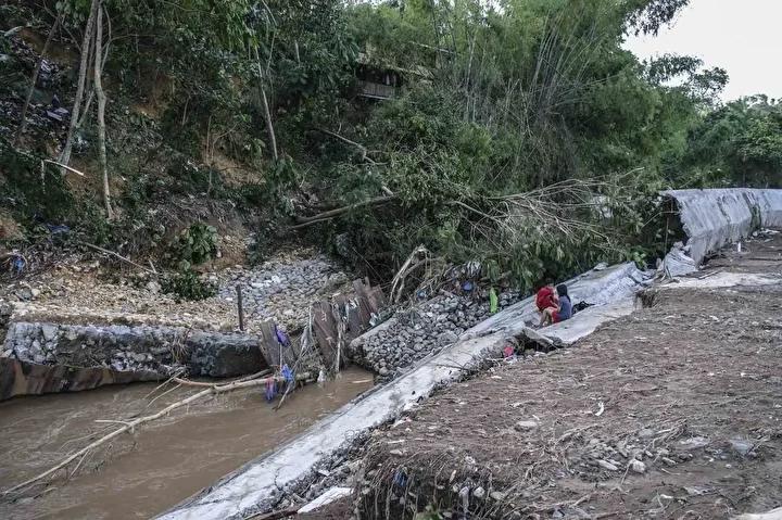 Filipinleri Vuran Kalmaegi Tayfununda Can Kaybi ve Arama Calismalari