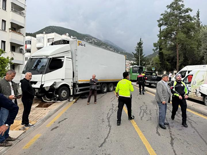 Fren Arizasi Nedeniyle Meydana Gelen Trafik Kazasi Sonucu Cok Sayida Yarali Fren Arizasi Nedeniyle Meydana Gelen Trafik Kazasi Sonucu Cok Sayida Yarali Eskiyen Gumuspinar