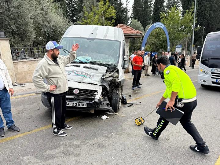 Fren Arizasi Nedeniyle Meydana Gelen Trafik Kazasi Sonucu Cok Sayida Yarali Fren Arizasi Nedeniyle Meydana Gelen Trafik Kazasi Sonucu Cok Sayida Yarali Eskiyen Gumuspinar