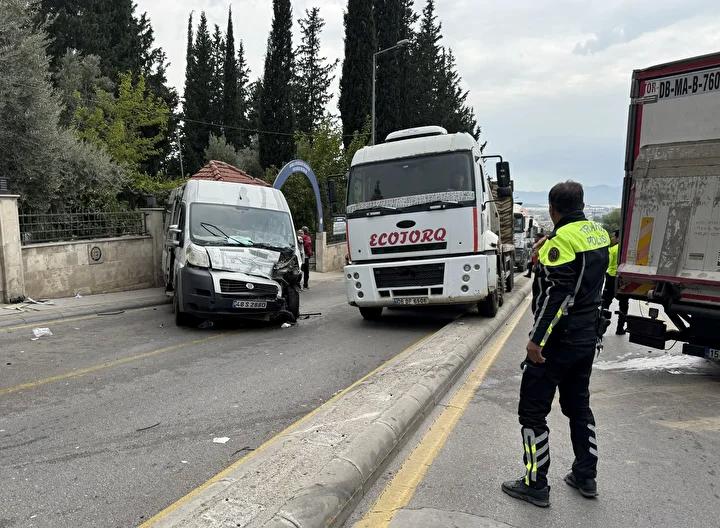 Fren Arizasi Nedeniyle Meydana Gelen Trafik Kazasi Sonucu Cok Sayida Yarali Fren Arizasi Nedeniyle Meydana Gelen Trafik Kazasi Sonucu Cok Sayida Yarali Eskiyen Gumuspinar