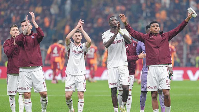 Galatasaray, geçen akşamki karşılaşmada Trabzonspor ile golsüz berabere kaldı. Mücadele, RAMS Park'ta tamamen dolu tribünler önünde gerçekleşti ve her iki takım da ilk yarıda net bir gol pozisyonu bulmakta güçlük çekti. İlk yarı, oyunun yoğun ve dengeli geçtiği, gol sesinin çıkmadığı bir dönem oldu. İkinci yarıya ise iki taraf da tehlikeli ataklar yaparak devam etti. Kaleciler Uğurcan Çakır ve Andre Onana da önemli kurtarışlar yaparak karşılaşmanın skorunu değiştirmedi, maç 0-0 sona erdi.