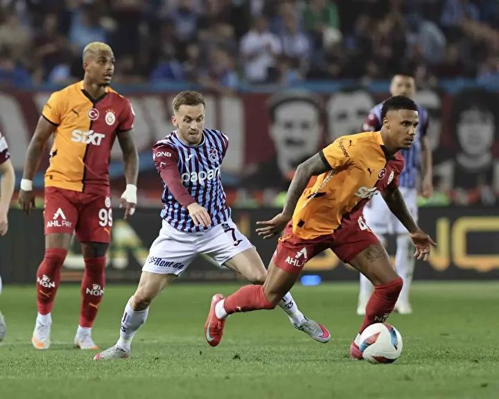 Galatasaray ve Trabzonspor Derbisi: Tahminler ve Heyecan Dolu Mücadele 1 Bugün gerçekleşecek olan Süper Lig zirve mücadelesinde lider Galatasaray ile ikinci sırada yer alan Trabzonspor karşı karşıya geliyor. Maç, Rams Park'ta oynanacak ve her iki takım da kazanmak için sahaya çıkacak. Sarı-kırmızılılar, kendi seyircisi önünde galip gelerek avantajı elinde tutmayı hedefliyor. Bordo-mavililer ise İstanbul'dan puanla dönerek şampiyonluk yarışında avantaj elde etmeyi amaçlıyor.