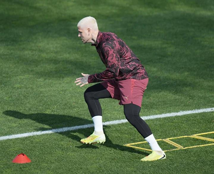 Galatasaray'ın Ajax Maçı Öncesi Icardi'nde Değişim Dikkat Çekti 7 Galatasaray'ın Ajax Maçı Öncesi Icardi'nde Değişim Dikkat Çekti