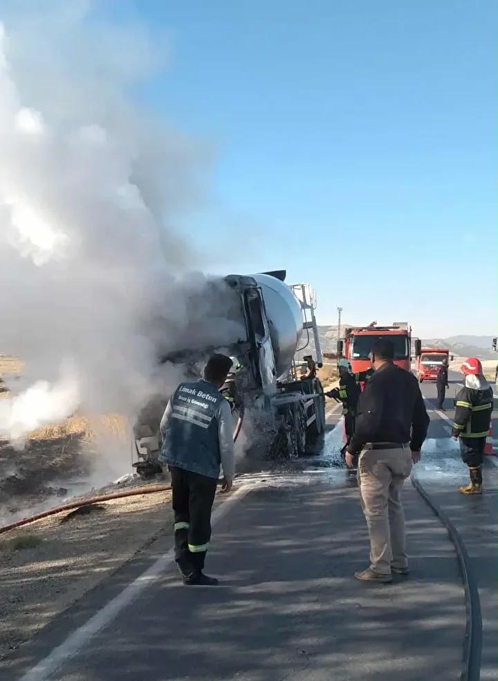 Gaziantep'te Beton Mikseri Yangını Güvenlik Kameralarına Yansıdı 1 Gaziantep'te Beton Mikseri Yangını Güvenlik Kameralarına Yansıdı