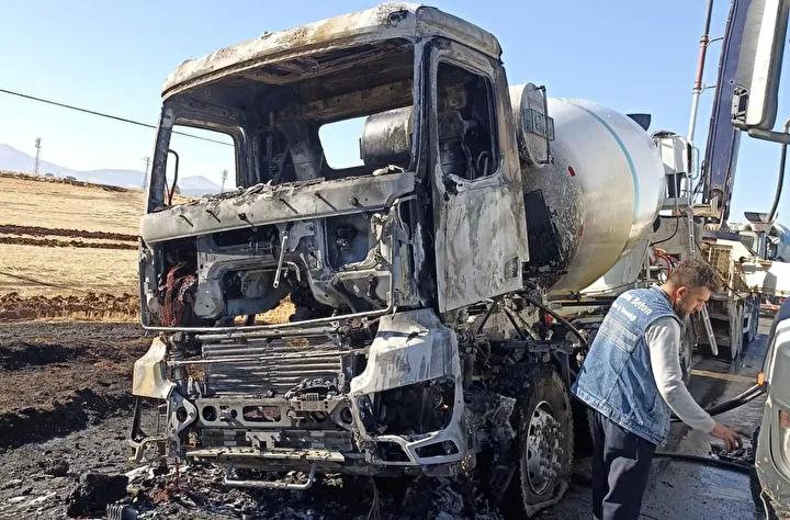 Gaziantep'te Beton Mikseri Yangını Güvenlik Kameralarına Yansıdı 2 Gaziantep'te Beton Mikseri Yangını Güvenlik Kameralarına Yansıdı