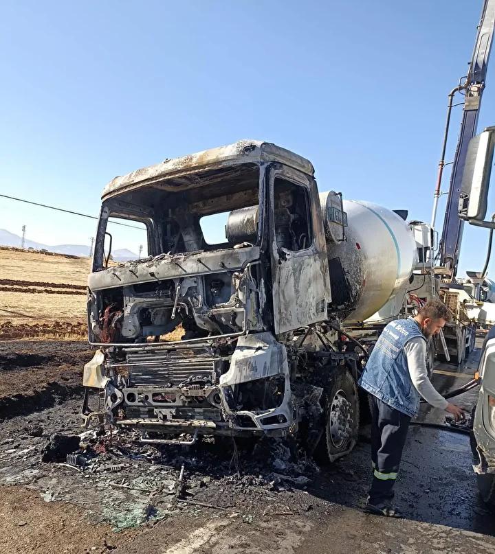 Gaziantep'te Beton Mikseri Yangını Güvenlik Kameralarına Yansıdı 4 Gaziantep'te Beton Mikseri Yangını Güvenlik Kameralarına Yansıdı