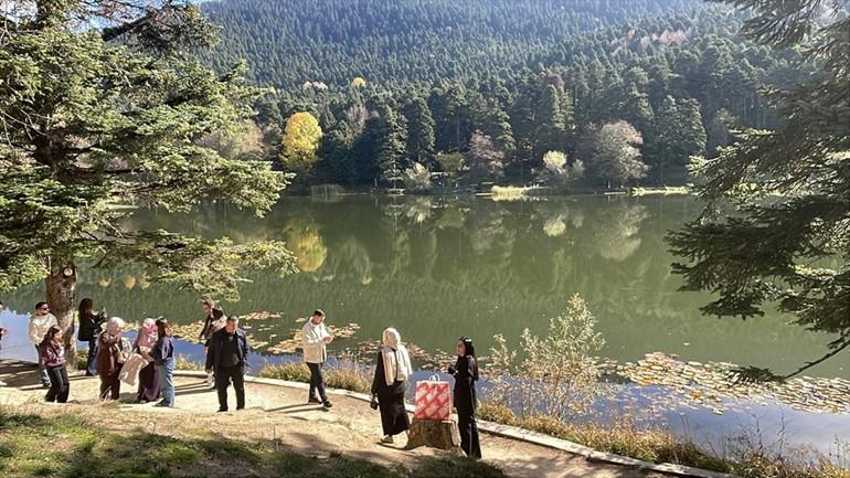 Gölcük Tabiat Parkı'nda Sonbahar Manzarası ve Tatil Yoğunluğu 2 Gölcük Tabiat Parkı'nda Sonbahar Manzarası ve Tatil Yoğunluğu