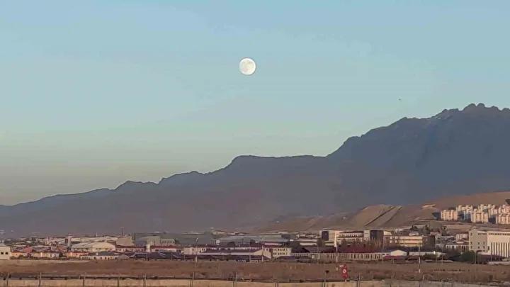 Gun Batimi ve Dolunayin Essiz Bulusmasiyla Gokyuzunde Kaybolmak