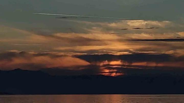 Gun Batimi ve Dolunayin Essiz Bulusmasiyla Gokyuzunde Kaybolmak