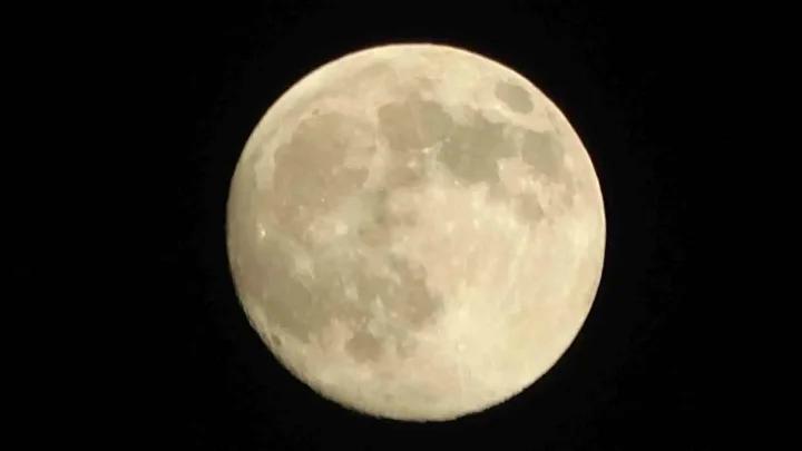 Gun Batimi ve Dolunayin Essiz Bulusmasiyla Gokyuzunde Kaybolmak