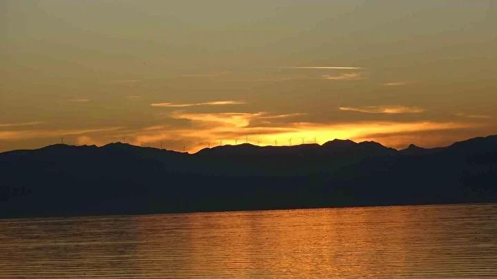 Gun Batimi ve Dolunayin Essiz Bulusmasiyla Gokyuzunde Kaybolmak