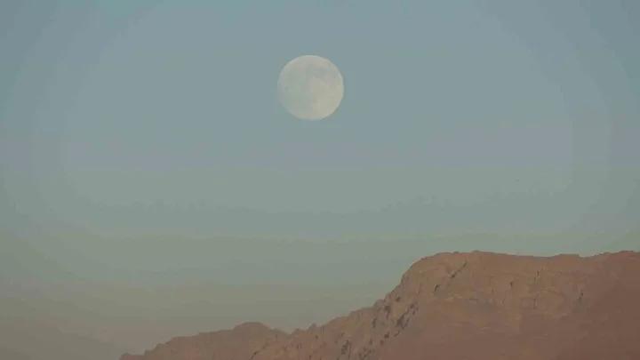 Gun Batimi ve Dolunayin Essiz Bulusmasiyla Gokyuzunde Kaybolmak