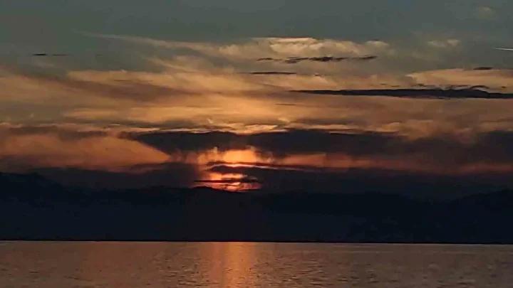 Gun Batimi ve Dolunayin Essiz Bulusmasiyla Gokyuzunde Kaybolmak