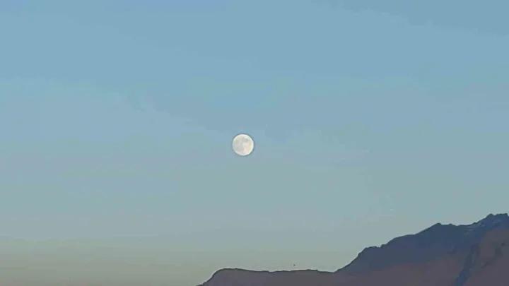 Gun Batimi ve Dolunayin Essiz Bulusmasiyla Gokyuzunde Kaybolmak