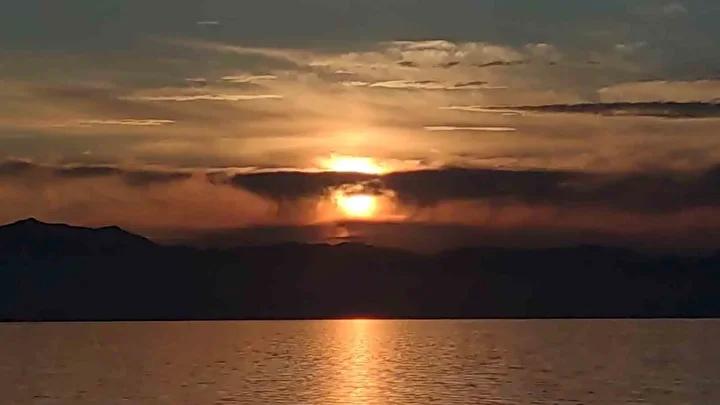 Gun Batimi ve Dolunayin Essiz Bulusmasiyla Gokyuzunde Kaybolmak