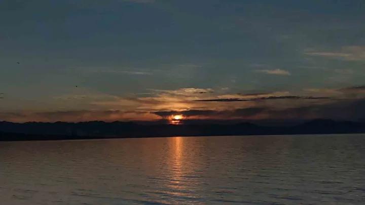 Gun Batimi ve Dolunayin Essiz Bulusmasiyla Gokyuzunde Kaybolmak