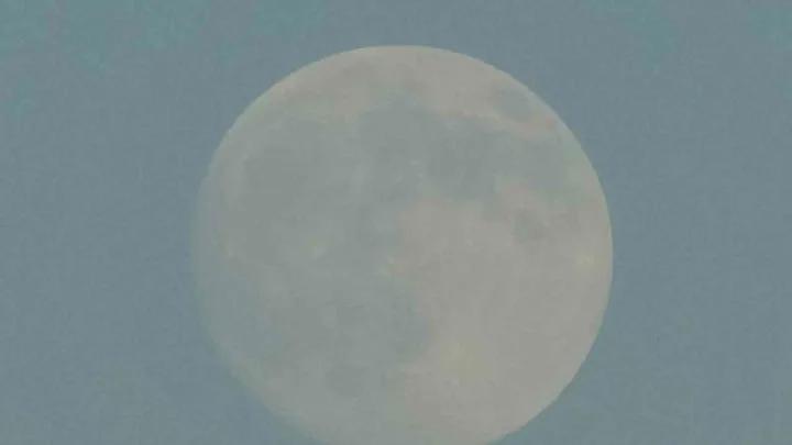 Gun Batimi ve Dolunayin Essiz Bulusmasiyla Gokyuzunde Kaybolmak