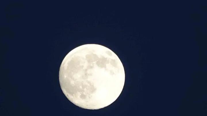 Gun Batimi ve Dolunayin Essiz Bulusmasiyla Gokyuzunde Kaybolmak