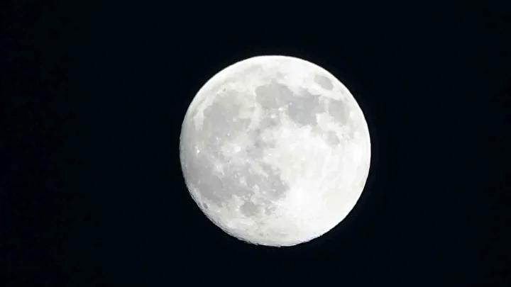 Gun Batimi ve Dolunayin Essiz Bulusmasiyla Gokyuzunde Kaybolmak