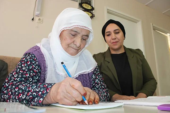 Hayallerine Kavusan Emine Gencin Ilham Veren Okuma Seruveni 1 Emine Gencin Ogrenme Seruveni ve Ilham Veren Cabasi