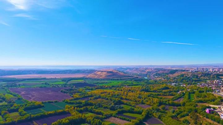 Hevsel Bahçeleri'nde Sonbahar Manzarası: Doğanın ve Medeniyetin Buluşması