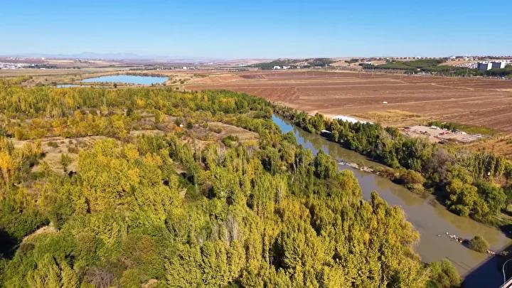 Hevsel Bahçeleri'nde Sonbahar Manzarası: Doğanın ve Medeniyetin Buluşması