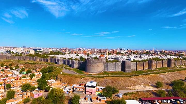 Hevsel Bahçeleri'nde Sonbahar Manzarası: Doğanın ve Medeniyetin Buluşması