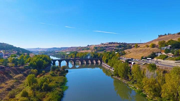 Hevsel Bahçeleri'nde Sonbahar Manzarası: Doğanın ve Medeniyetin Buluşması