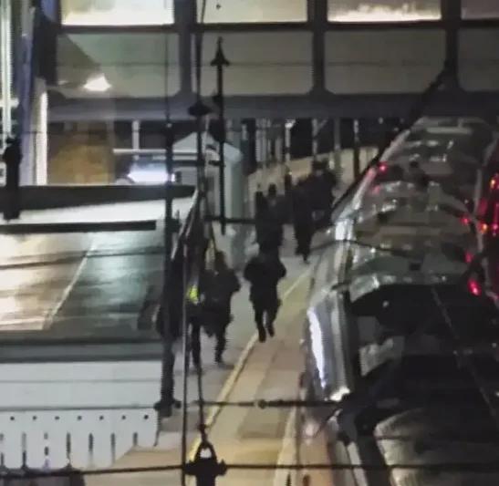 Ingilterede Tren Yolculugu Sirasinda Yasanan Siddet Olayi ve Sorusturmalar