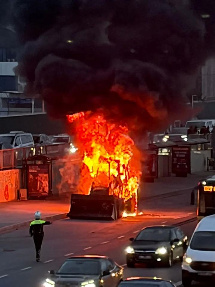 Is Makinesinde Meydana Gelen Yangin Olayi guvenlik Kameralarina Yansidi Is Makinesinde Meydana Gelen Yangin Olayi guvenlik Kameralarina Yansidi